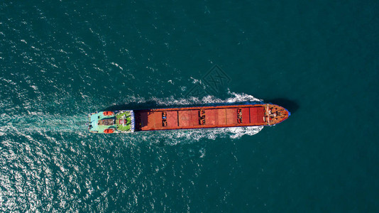 全速和美丽的海上波浪的集装箱货船空中最高视线图片