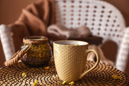 一杯热茶和柳条垫上带蜡烛的支架图片