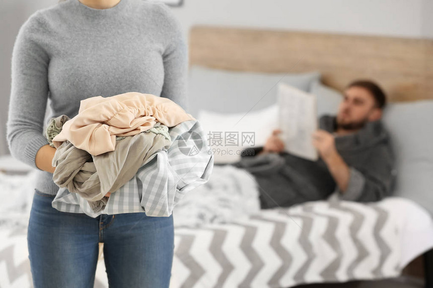 洗衣服的家庭主妇和懒惰的图片