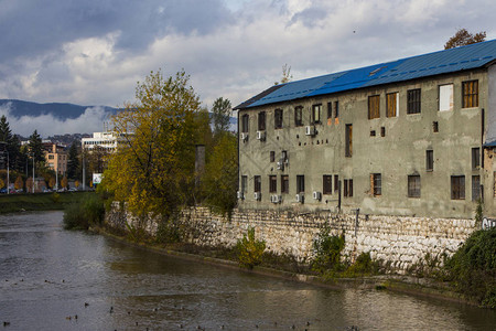 萨拉热窝Miljacka河畔的旧建筑和废弃建筑波斯尼亚图片