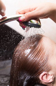 发型师洗女人的头发美发容院图片