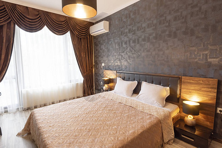 优雅的卧室内设计大床有棕色调家具的房间带有长窗帘帷幔和薄纱的窗图片