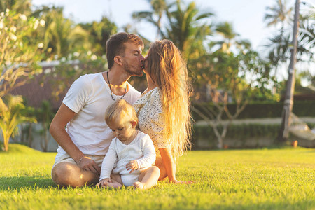 在热带岛屿上快乐的家庭日落图片