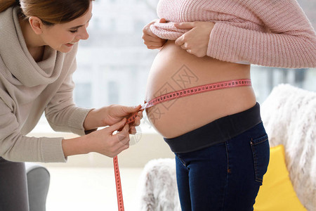 在家测孕妇肚子的导乐图片