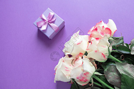 的花朵在紫色背景上的英国玫瑰组成图片
