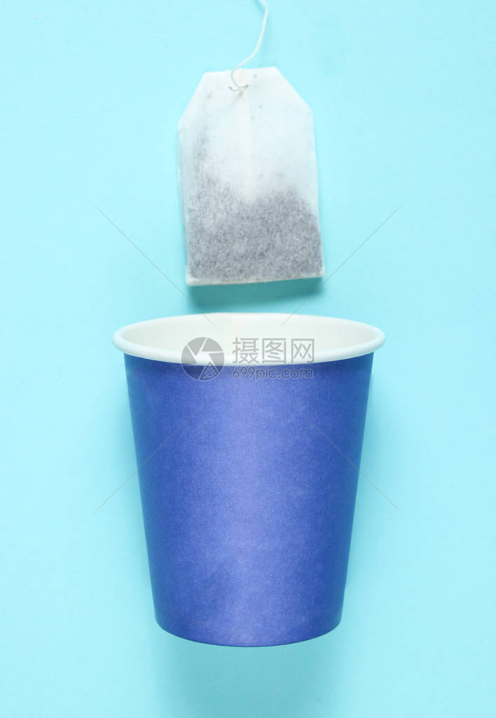 茶叶空一次纸杯蓝面画背景茶袋顶视图片
