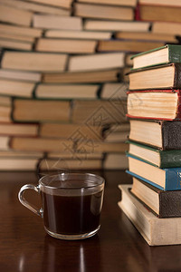 在书的背景的一杯咖啡图片