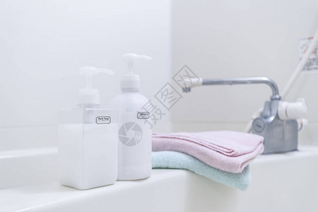 液体肥皂浴和洗发水放在浴缸上在图片