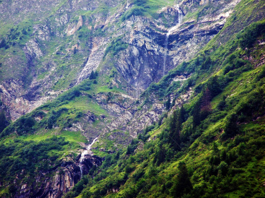 Jetzbach溪流支和瑞士格拉鲁斯州ImLoch高山谷图片
