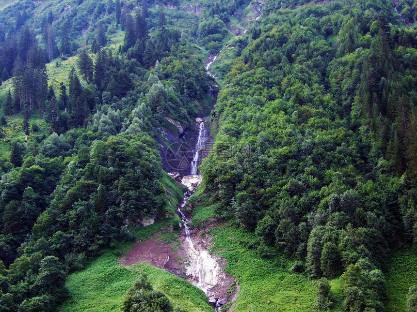 Jetzbach溪流支和瑞士格拉鲁斯州ImLoch高山谷图片