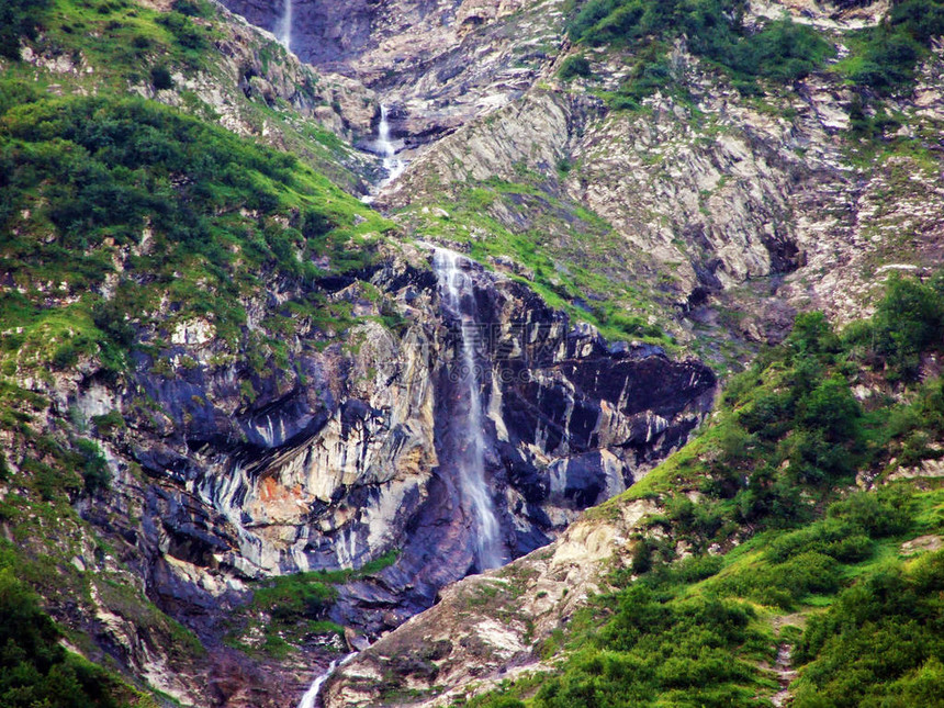 Jetzbach溪流支和瑞士格拉鲁斯州ImLoch高山谷图片