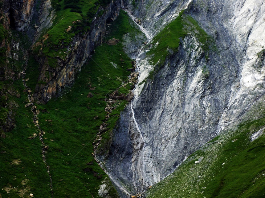 Jetzbach溪流支和瑞士格拉鲁斯州ImLoch高山谷图片