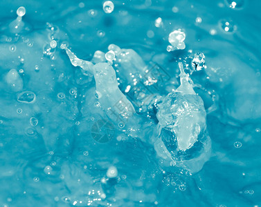 落入蓝色水中的水滴图片