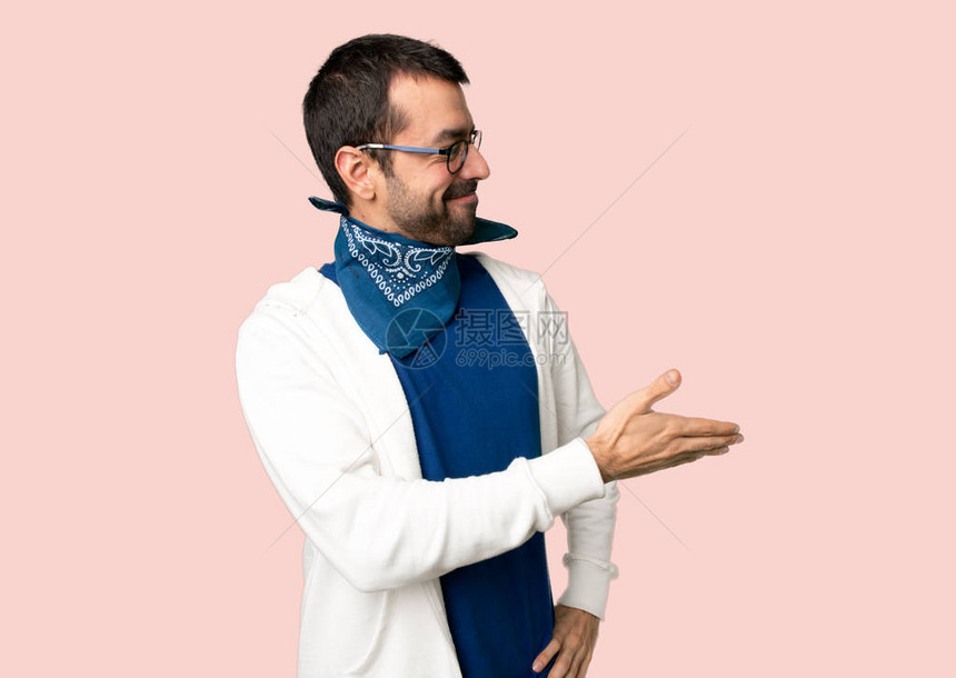 长着眼镜握手的帅哥在与世隔绝的粉红背景上做图片