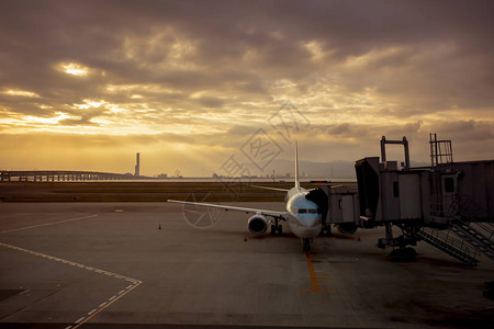 准备从机场起航的客机清晨为离开机场图片