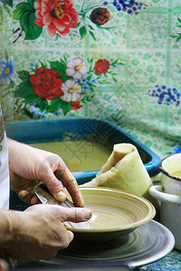陶器制作过程粘土制成的陶瓷陶艺陶轮上的粘土大师班陶工之手图片