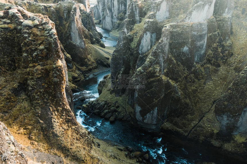 冰岛北欧景观中的悬崖景观与山溪图片
