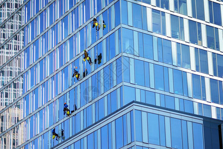 攀爬者清洗摩天大楼的窗图片
