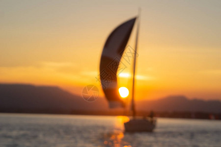 在Taurananga港登上日落的帆下和升起的轮廓下图片