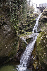 山岩间的瀑布图片