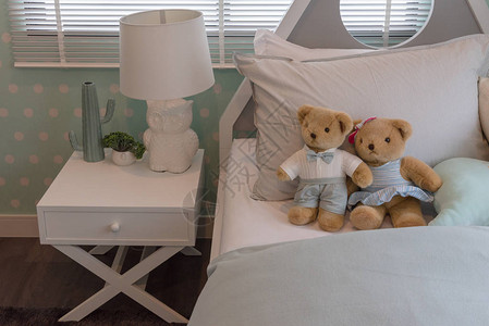 现代孩子的卧室和床边娃有木制床室内图片