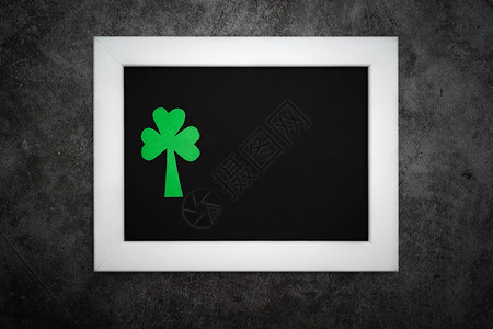 圣帕特里克日节日妖帽和照片框上的绿色Sha图片