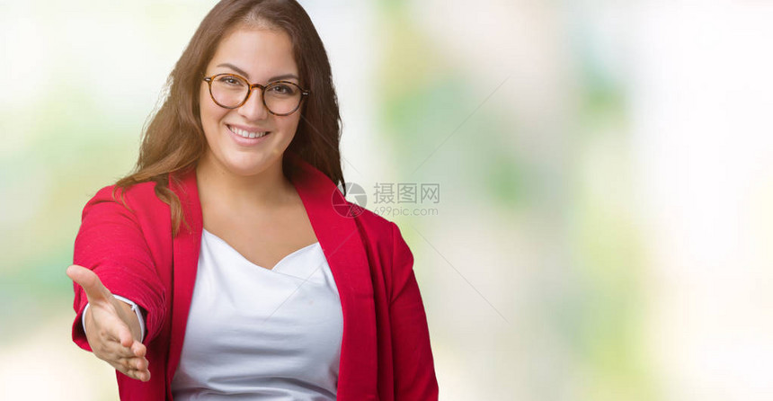 身穿优雅夹克和眼镜的漂亮大码年轻女商人在孤立的背景下微笑着友好地握手图片