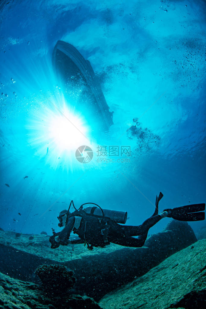 乘着太阳光和潜水器图片