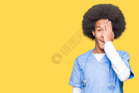 年轻非裔美国医生长着头发图片