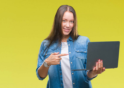 年轻caucasian年轻女使用笔记本电脑图片