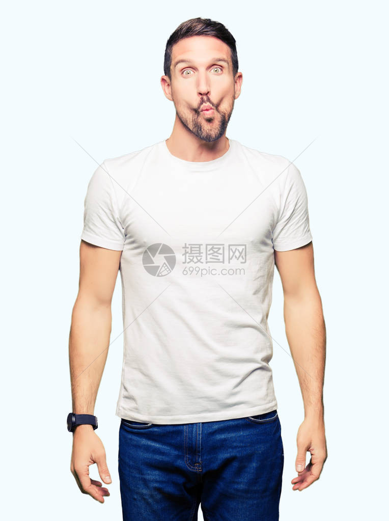 穿白短袖T恤的帅哥用嘴唇疯狂和漫画手势做鱼脸图片