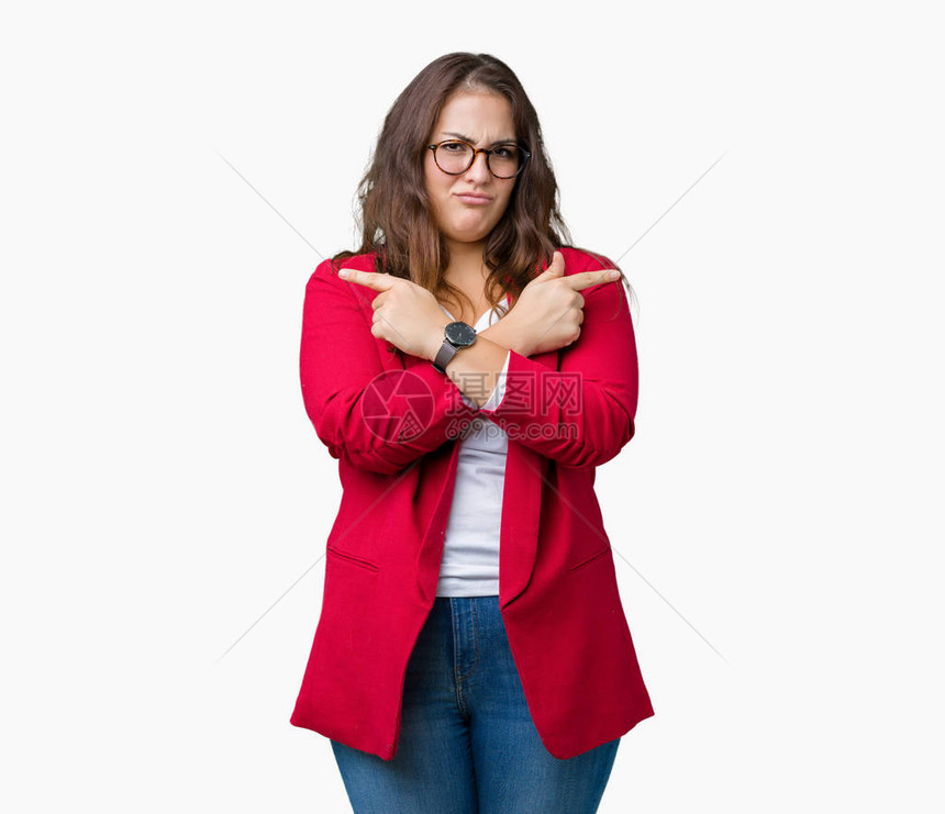 身穿优雅夹克和眼镜的漂亮大码年轻女商人在孤立的背景下用手指着两边图片