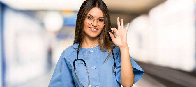 年轻护士在医院用手指显图片