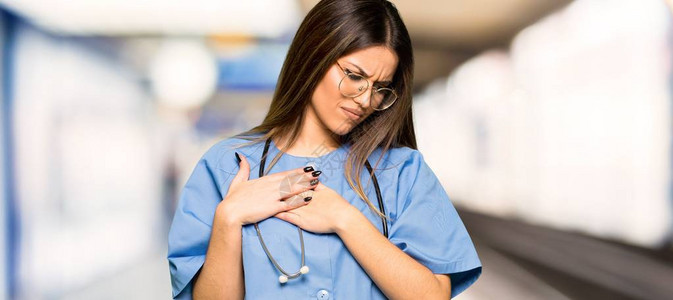 年轻护士在医院心脏疼图片
