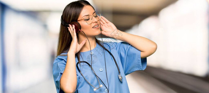 年轻护士在医院听耳机音图片