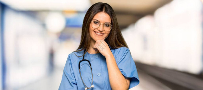 年轻护士带着眼镜和在医院微图片