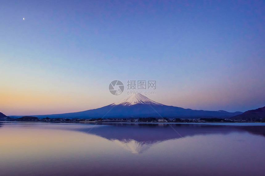 在日本亚马纳什川口子湖Yamaashi的清晨日出时图片