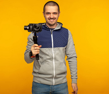 Gimbal上带有摄像相机的录像摄影师图片