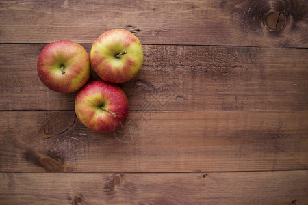 木制背景上的苹果适当的饮食健康的饮食素食主义适当的早餐图片
