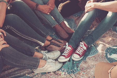 团体女鞋特写户外休闲活动的概念与度假者的友谊图片