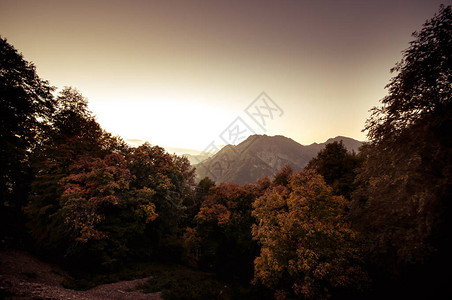 美丽的风景在山与太阳在黎明在日落时间的山阿塞拜图片