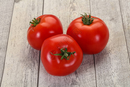 成熟多汁的红色大西红柿图片