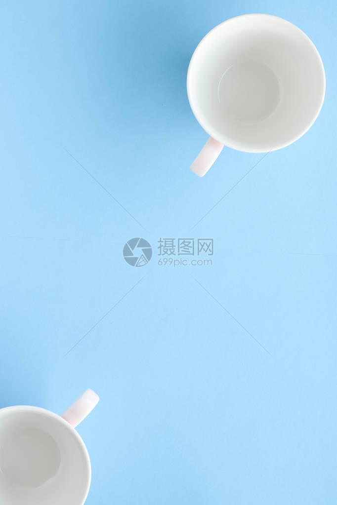 厨房餐具和饮料概念蓝色背景的空杯子图片