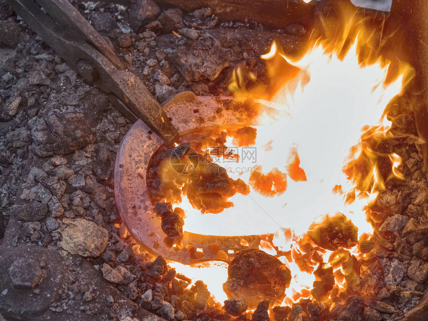 木匠铁制热铁在火中和炉子图片