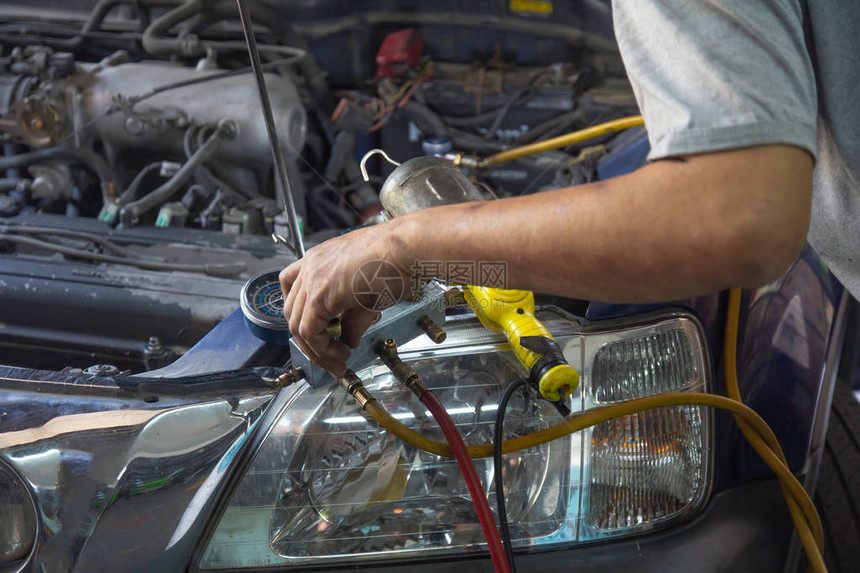 汽车修理工在车库修理空调监控工具检查汽车空调系统汽车发动机维修服务图片