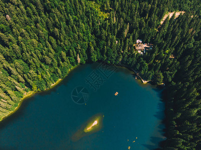 喀尔巴阡山脉中湖的空中观察Syny图片
