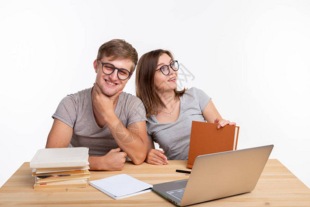 教育和学生概念一对夫妇用笔记本电脑做练图片