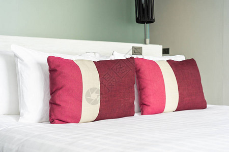 床铺内卧室装饰睡枕头和毯子上漂亮舒适图片