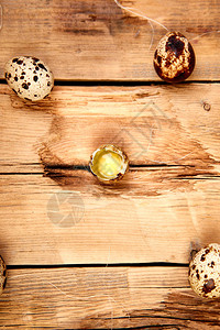木制背景上的鹌鹑蛋复活节快乐顶视图可用空间平躺春天复活节图片
