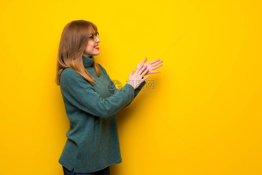 黄色墙上戴眼镜的妇女在会议上发言后鼓图片